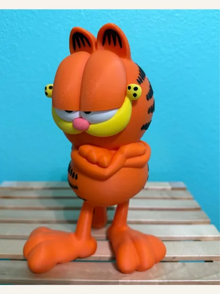 Turuncu Garfield figürünün önden görünümü