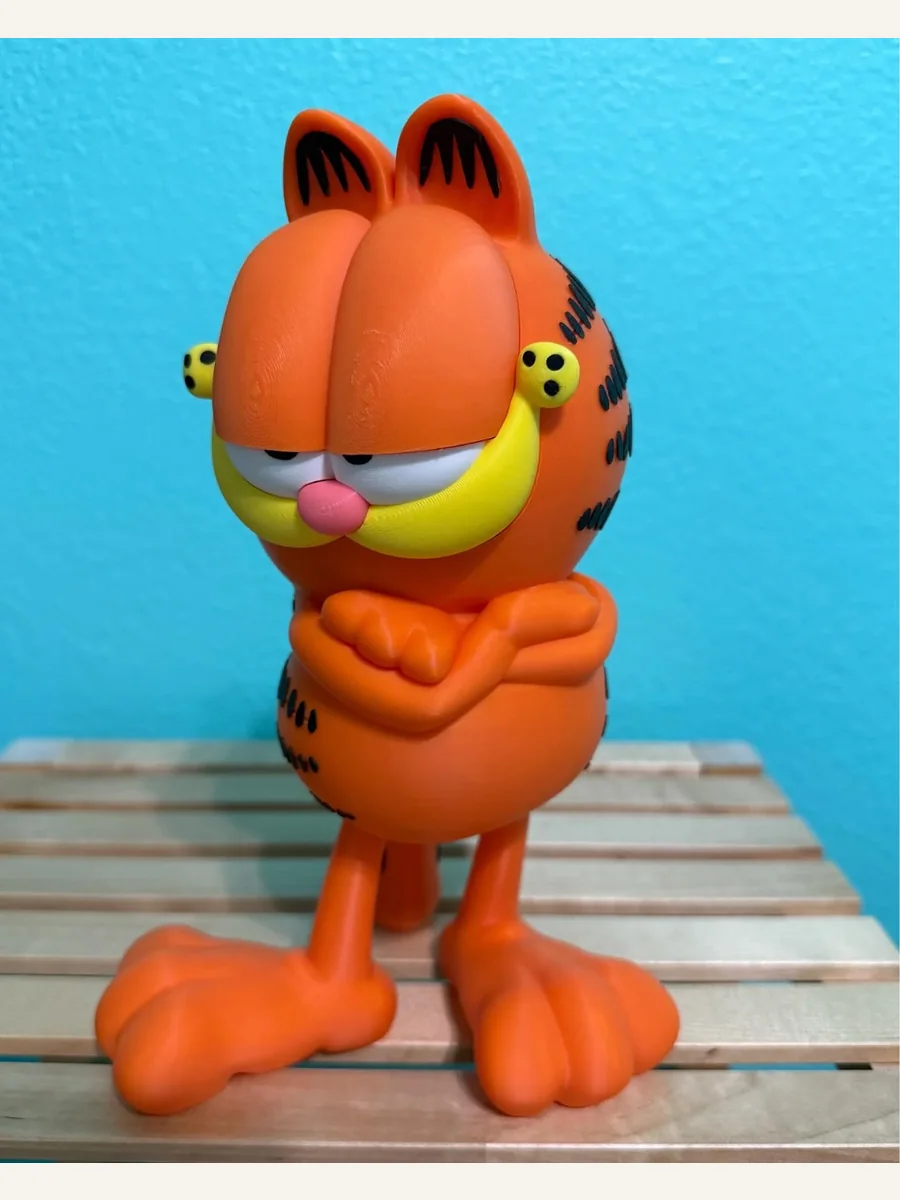 Turuncu Garfield figürünün önden görünümü