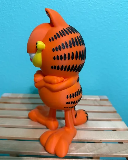 Garfield figürünün yandan görünümü ve sırt çizgileri