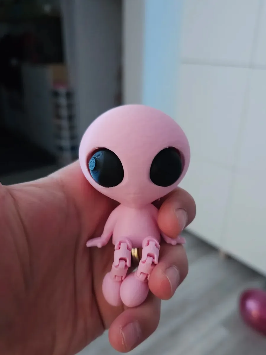 Elde tutulan pembe uzaylı figürü
