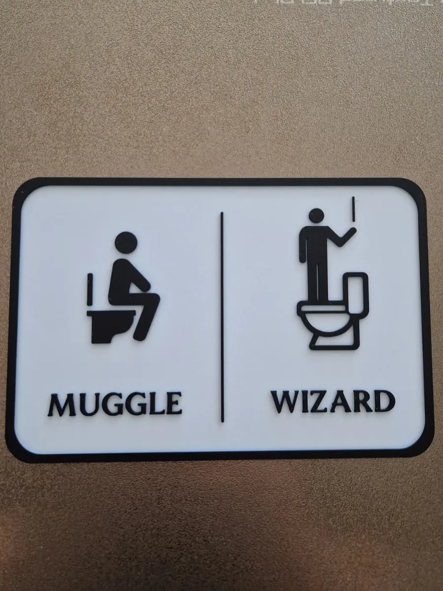 Muggle ve Wizard yazılı tuvalet tabelası