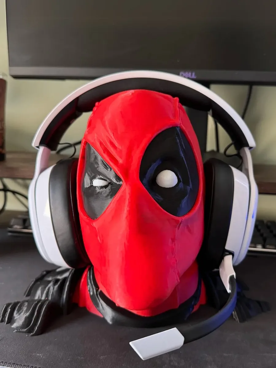 Kulaklık takılı Deadpool kulaklık standı
