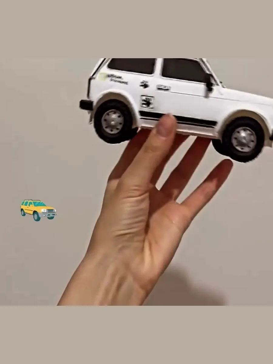 Elde tutulan beyaz off-road araç maketi