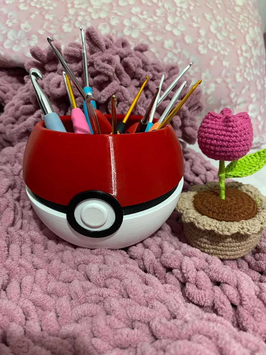 İçinde tığlar olan Pokéball kase