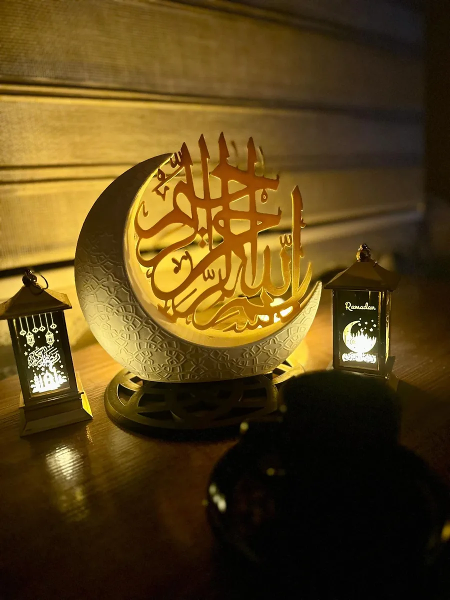 Işıklı hilal ve hat yazılı Ramazan dekoru