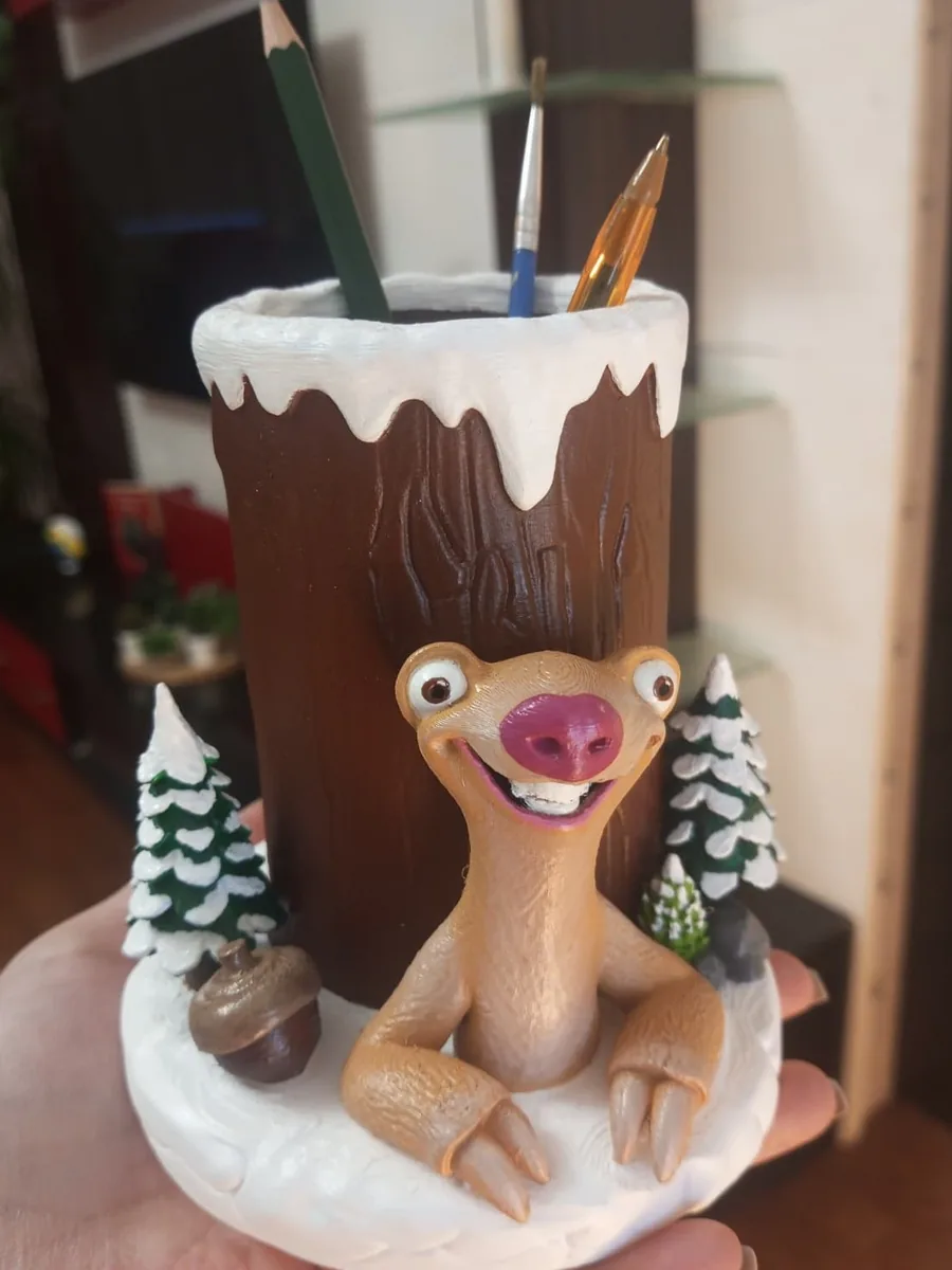 Ağaç kütüğü kalemlik ve Sid figürü