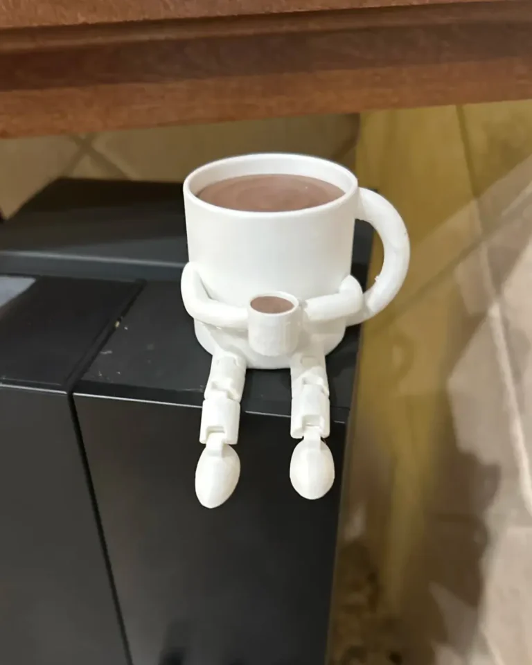 Kahve Bardağı Tutan Kahve Figürü