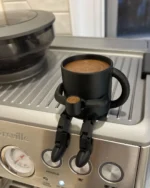 Kahve Bardağı Tutan Kahve Figürü