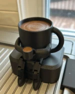 Kahve Bardağı Tutan Kahve Figürü