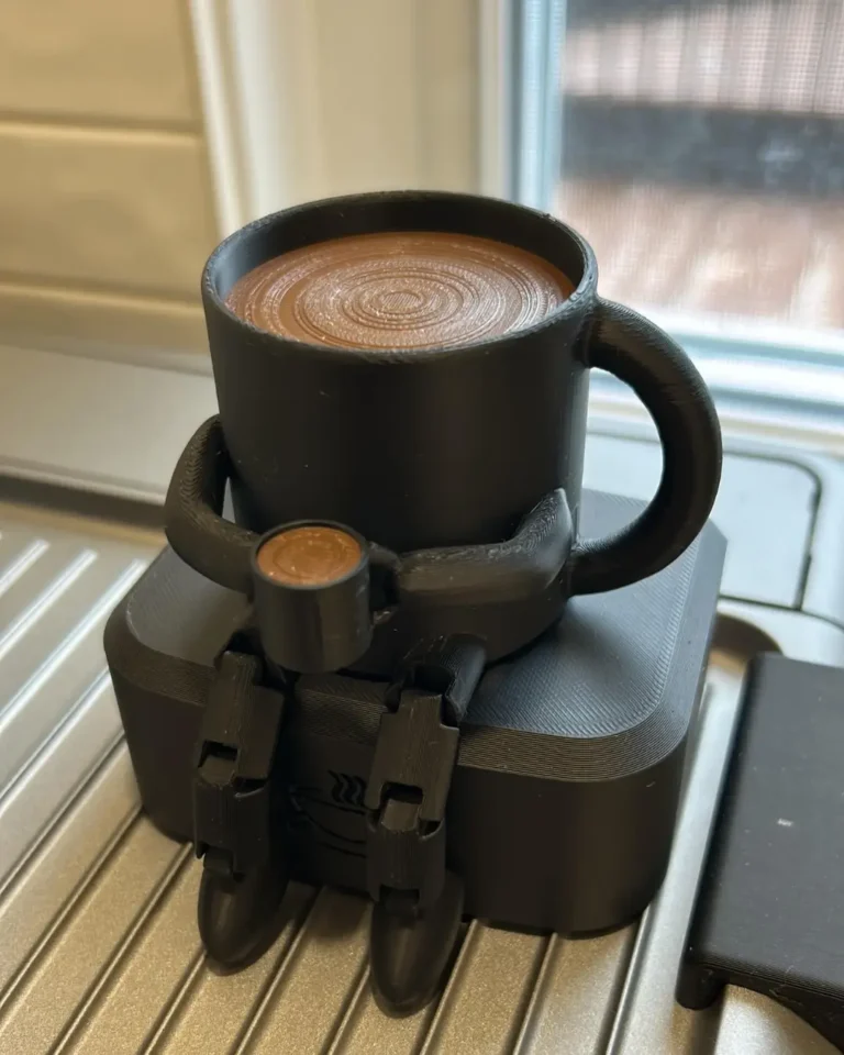 Kahve Bardağı Tutan Kahve Figürü